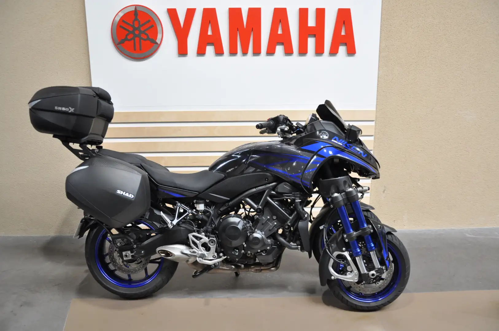 Yamaha Niken Gris - 1