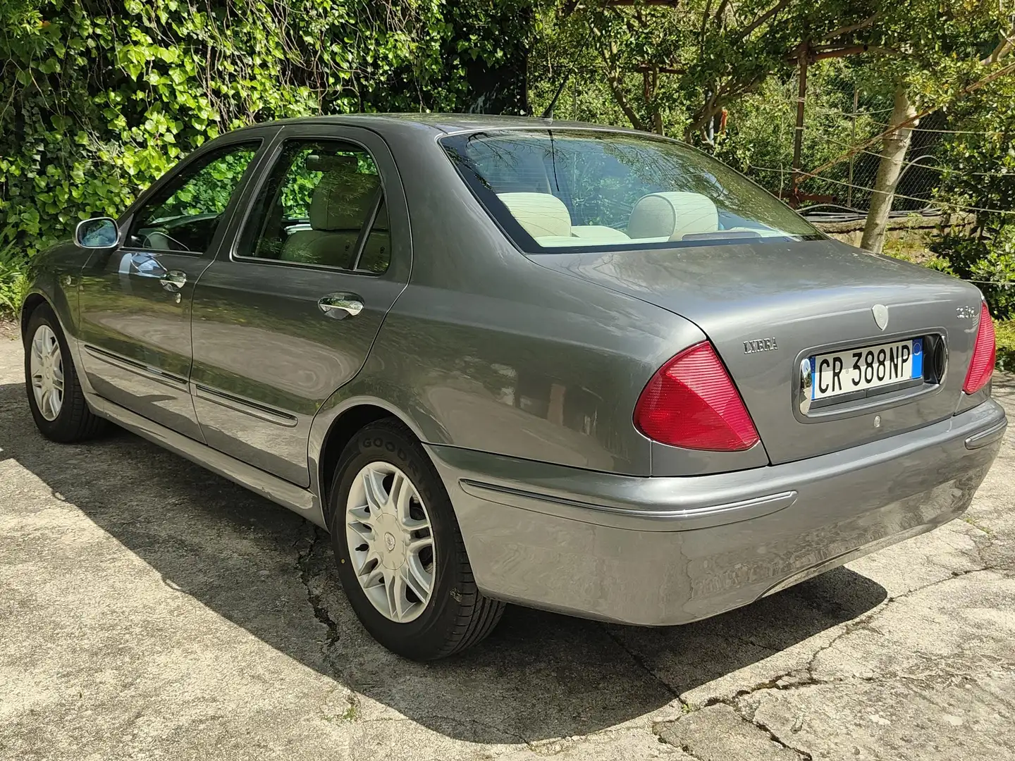 Lancia Lybra 1.9 jtd Emblema con passaggio di proprietà Gris - 2