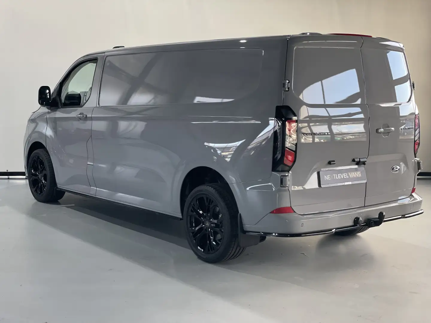Ford Transit Custom 300 2.0 TDCI L2H1 Limited NEXT LEVEL 170 PK AUTOMA Grijs - 2