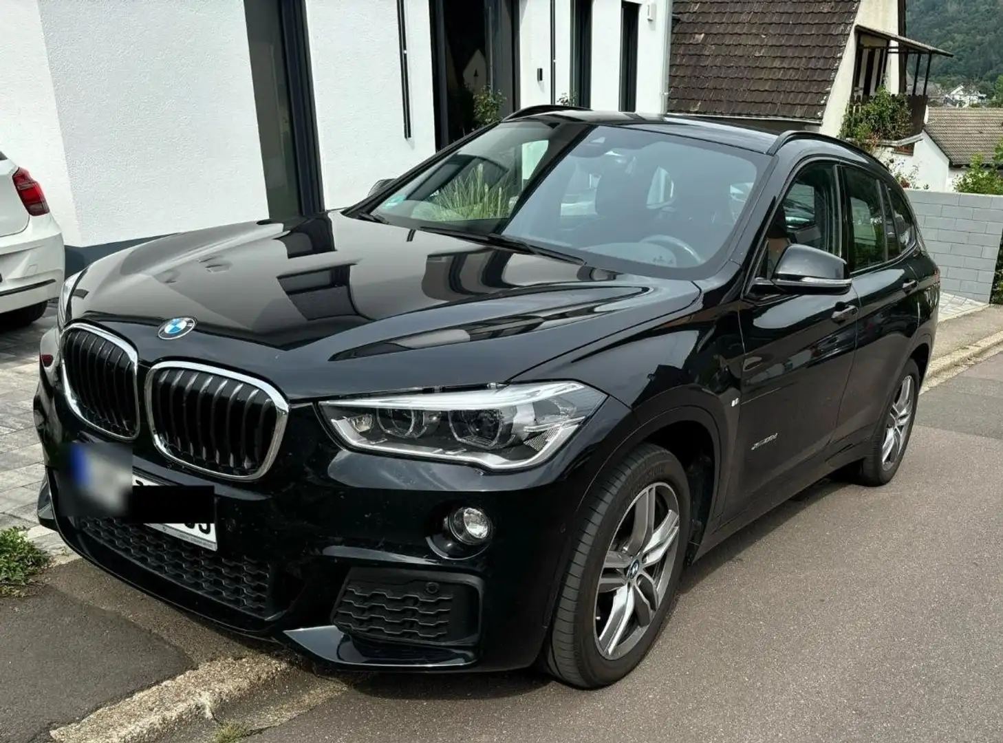 BMW X1 xDrive 25 d M Sport Schwarz - 1