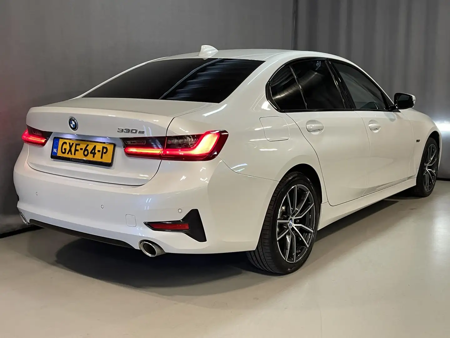 BMW 330 3-serie 330e Sport Line 18"/Adaptieve cruise/Stuur Wit - 2