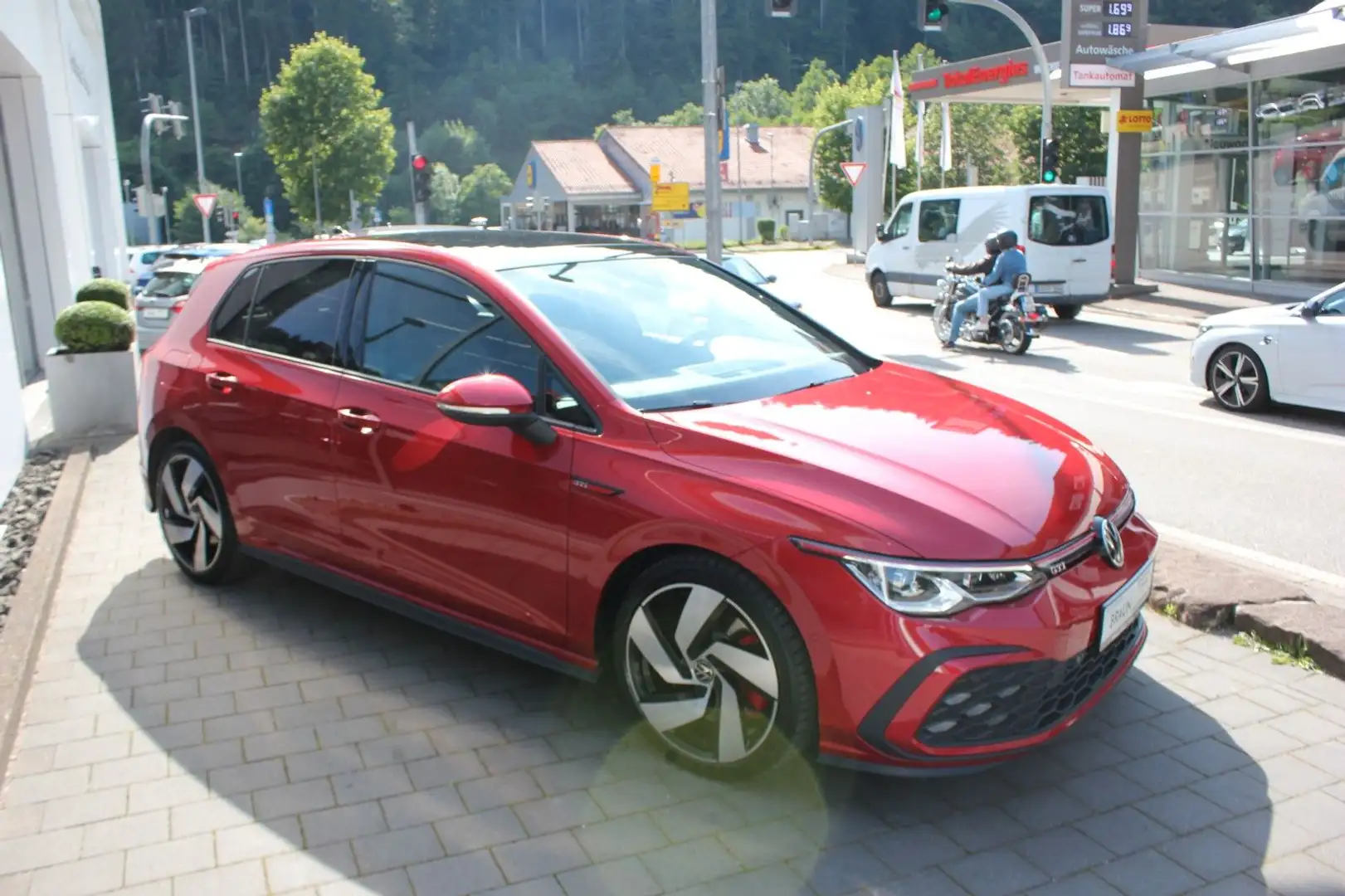 Volkswagen Golf VIII GTI 2.0 TSI DSG Navi,LED,Panodach,DCC, Rood - 2