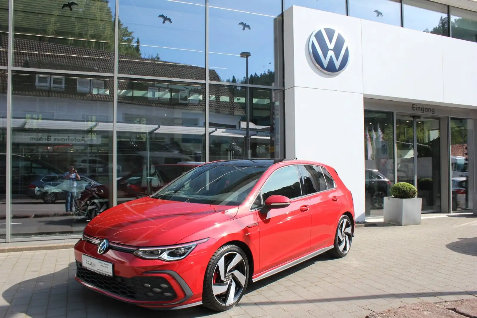 Volkswagen Golf VIII GTI 2.0 TSI DSG Navi,LED,Panodach,DCC, Rood - 1
