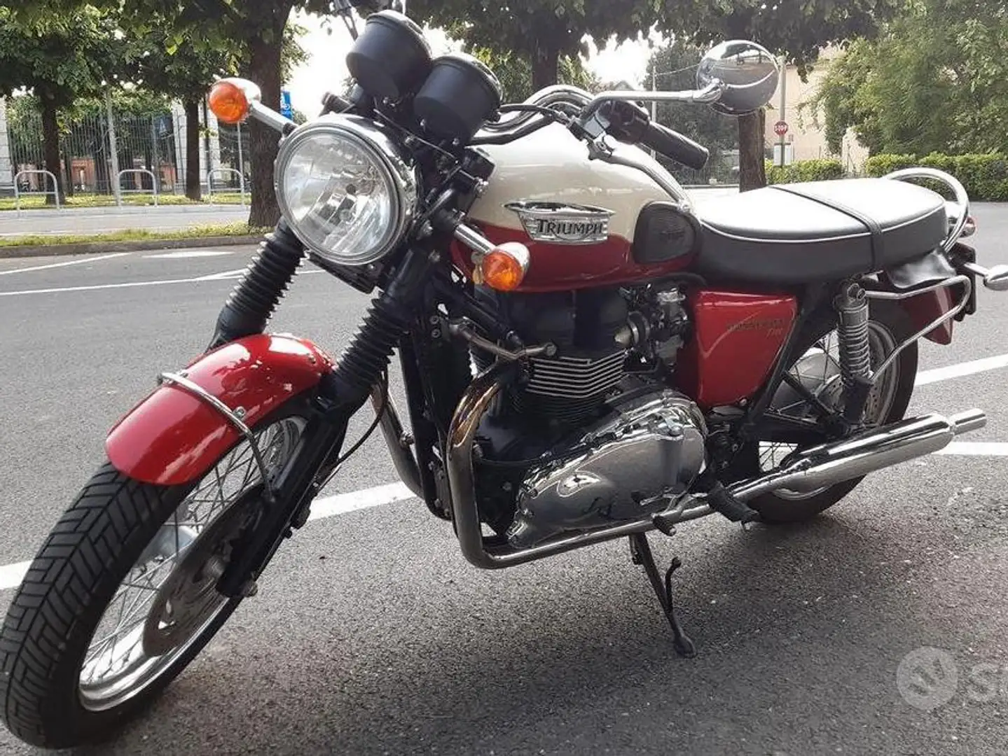 Triumph Bonneville T100 Rouge - 1