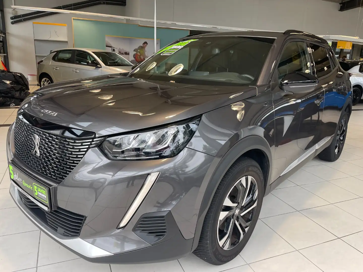 Peugeot 2008 1.2 PureTech 100 Allure FIN ab2,99%+Navi+SHZ Grau - 2