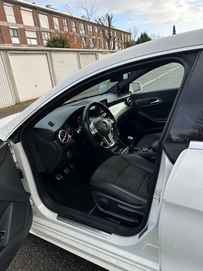 Mercedes-Benz CLA 180 CLA 180 AMG Line Bílá - 2