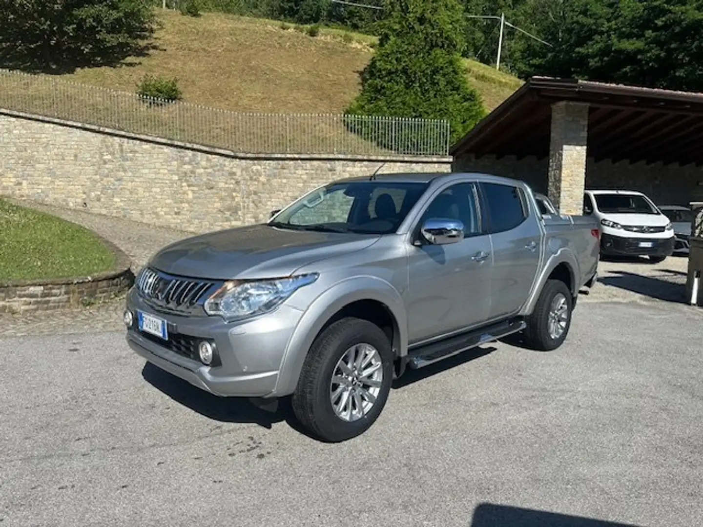 Mitsubishi L200 L200 Cab V 2016 2.4d Intense 4wd 181cv N1 EURO 6B Argento - 1