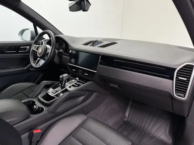 Porsche Cayenne view 11