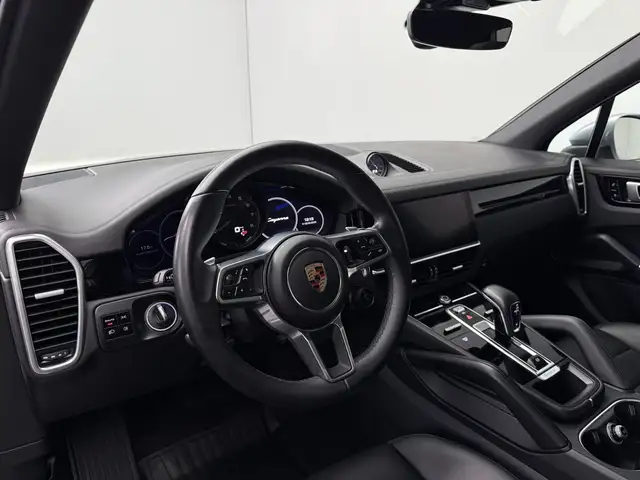 Porsche Cayenne view 8
