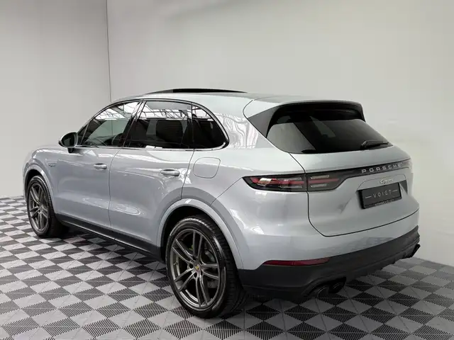 Porsche Cayenne view 3
