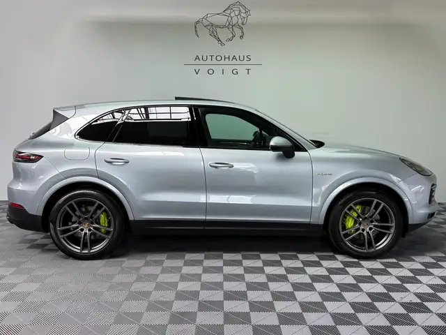 Porsche Cayenne view 4