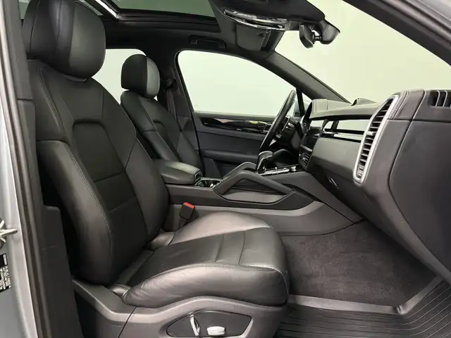 Porsche Cayenne view 12