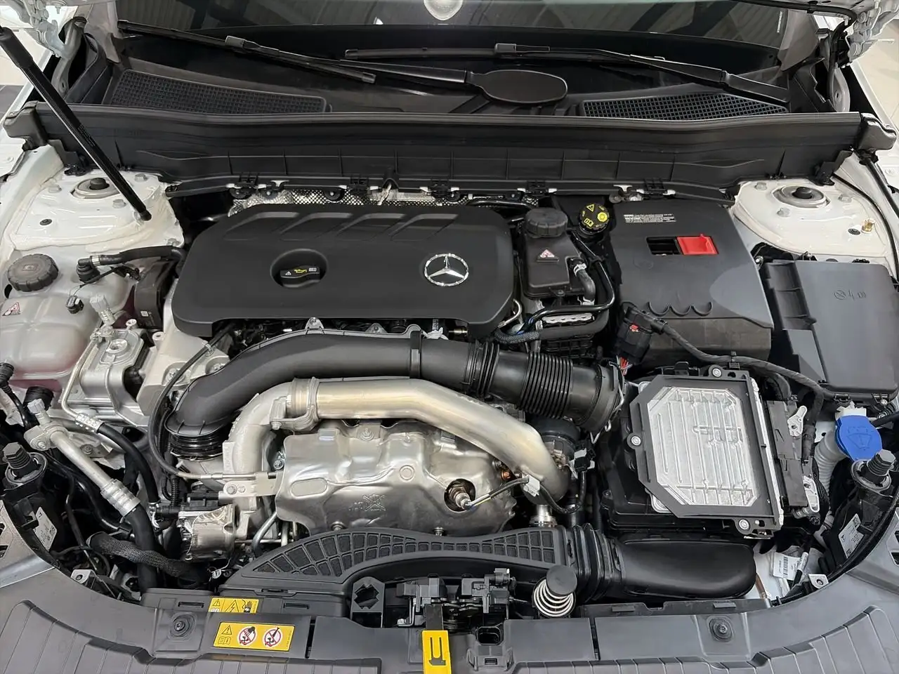 Mercedes-Benz GLB снимка Mercedes-Benz GLB
