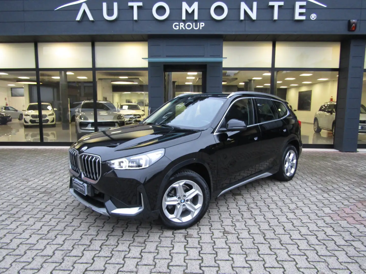 BMW X1 SDRIVE 18i XLINE AUTO,CERCHI 18,GANCIO,CARPLAY Zwart - 1