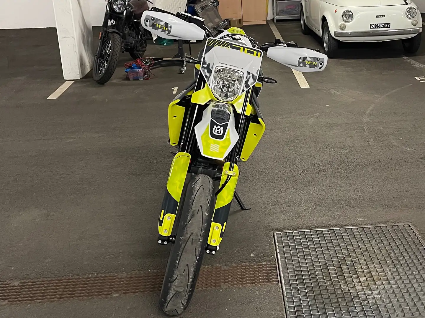 Husqvarna 701 Supermoto Grau - 2