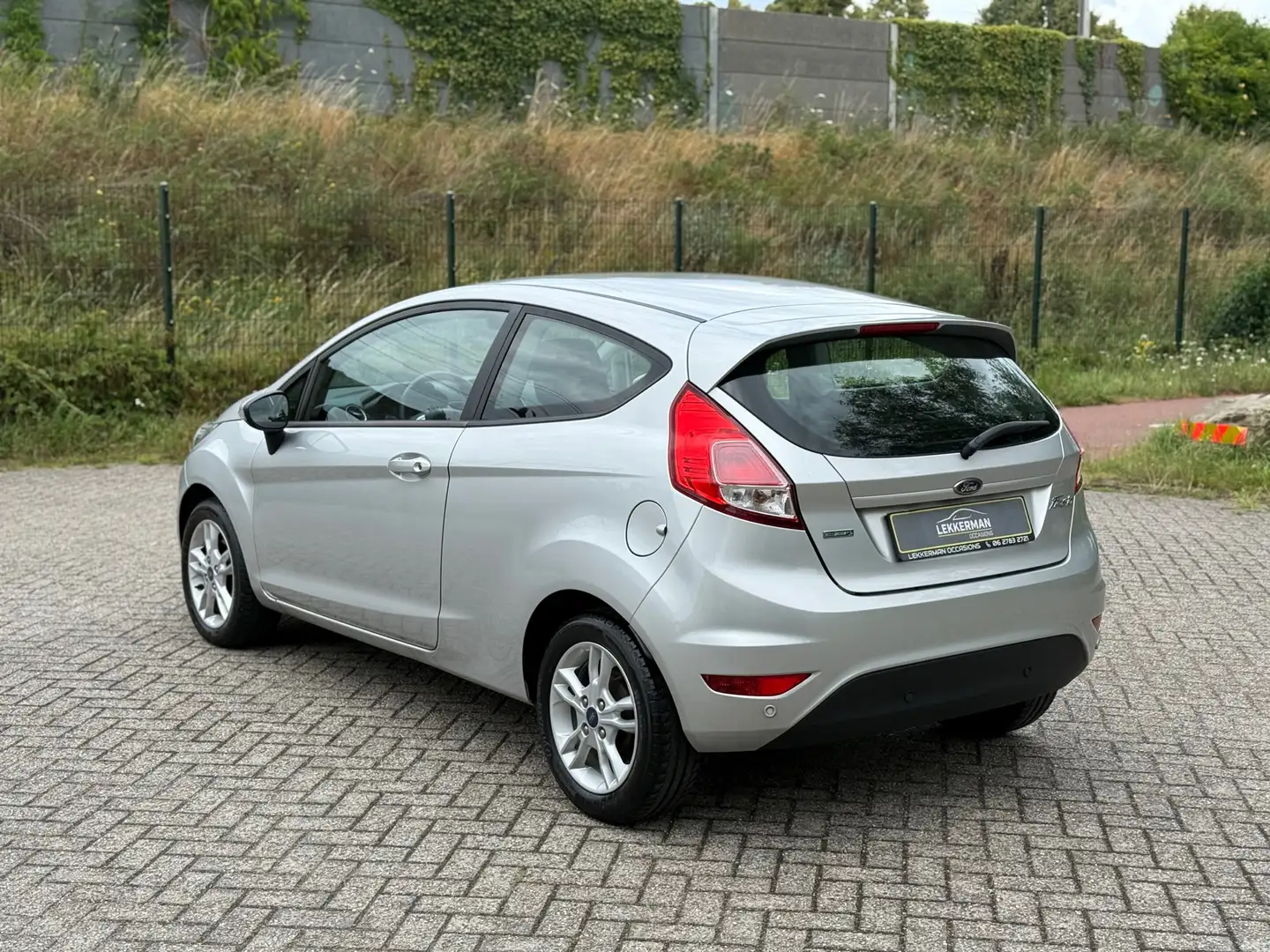 Ford Fiesta 1.0 EcoBoost Titanium PDC I LED I CLIMA I BLUETOOT Grijs - 2