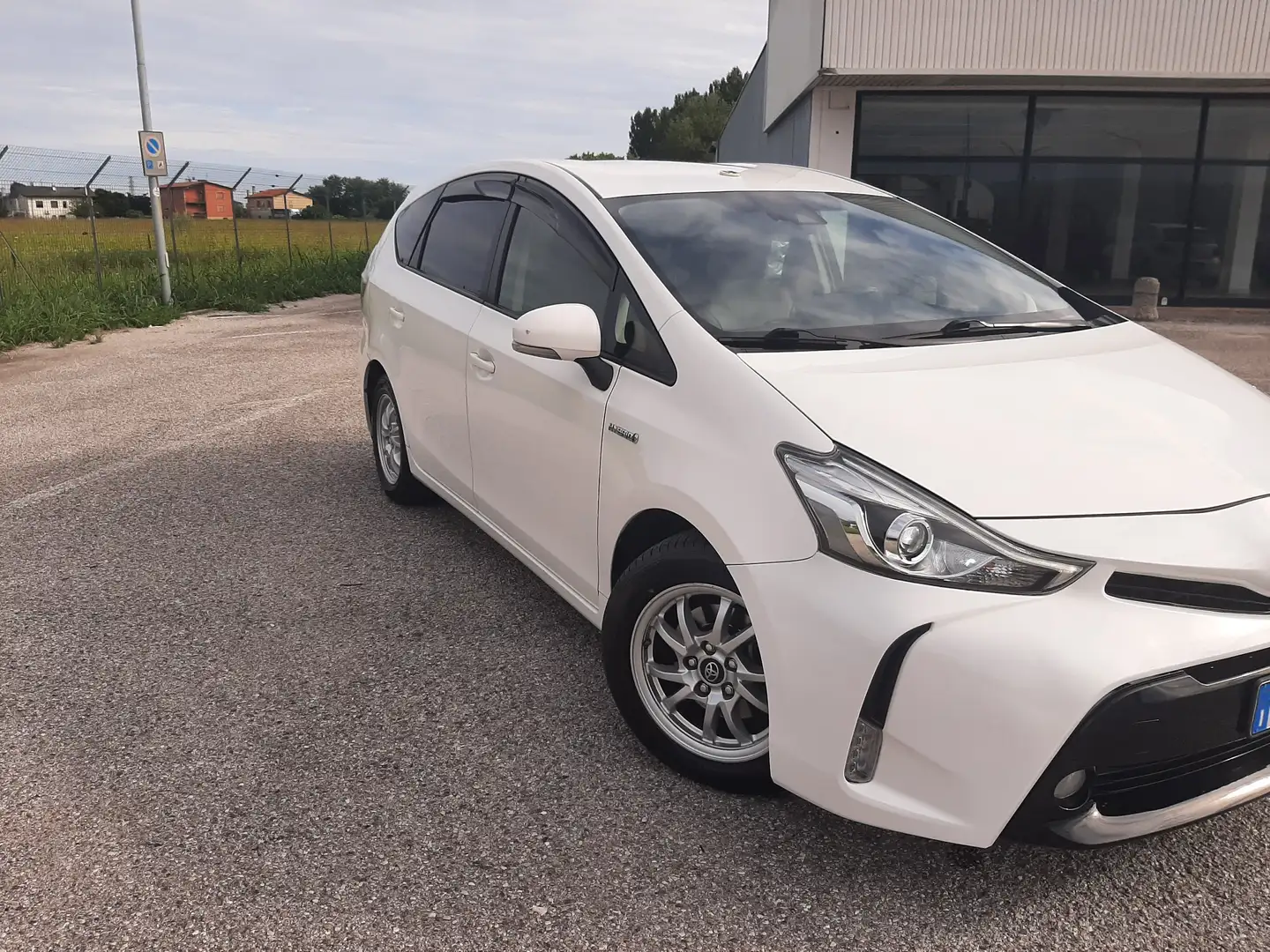 Toyota Prius+ Prius+ 1.8h Lounge ecvt my18 Белый - 1