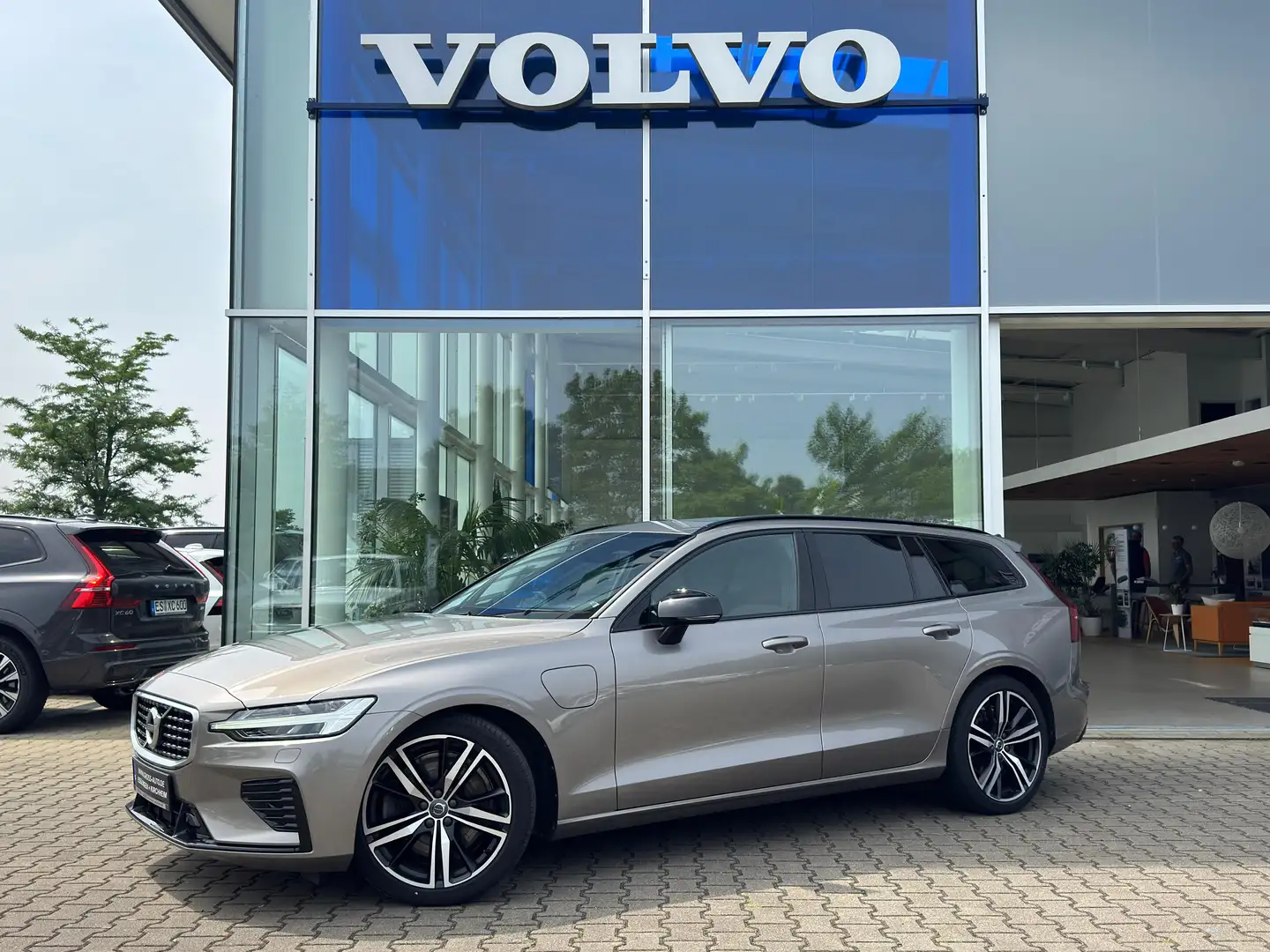 Volvo V60 T6 R-Design Plug-In Hybrid AWD Grau - 1