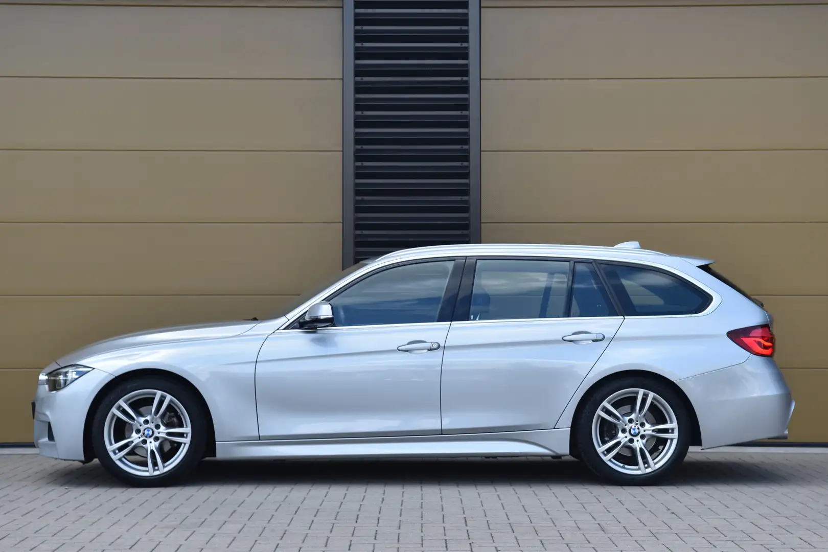 BMW 318 3-serie Touring 318i * M Sportpakket * Trekhaak * Grijs - 2