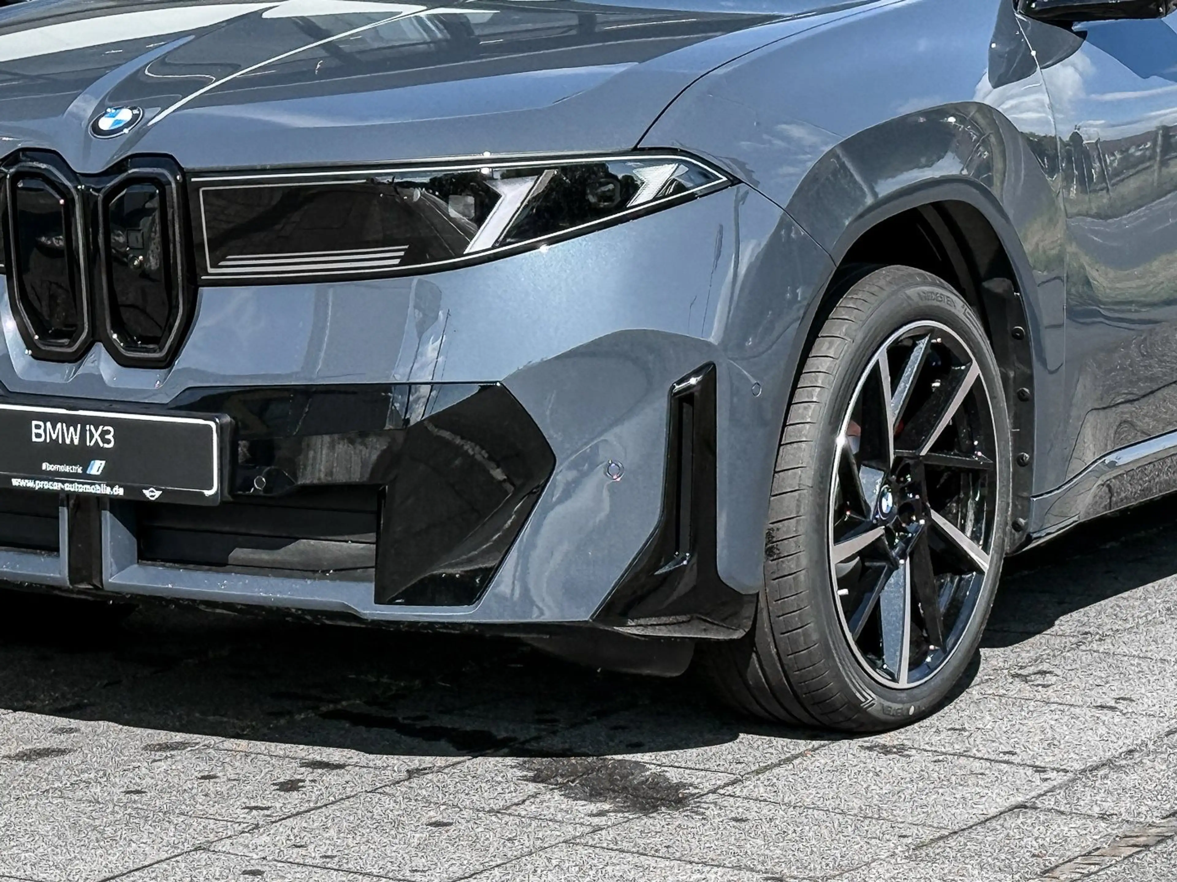 BMW iX3 40 M Sport HUD PANO ACC AHK NAVI Standh. LM — photo 3