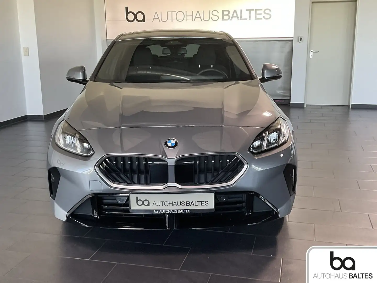 BMW 120 120d M Sport 19"/Pano/Park/DrivPlus/AAC/AHK Grijs - 2