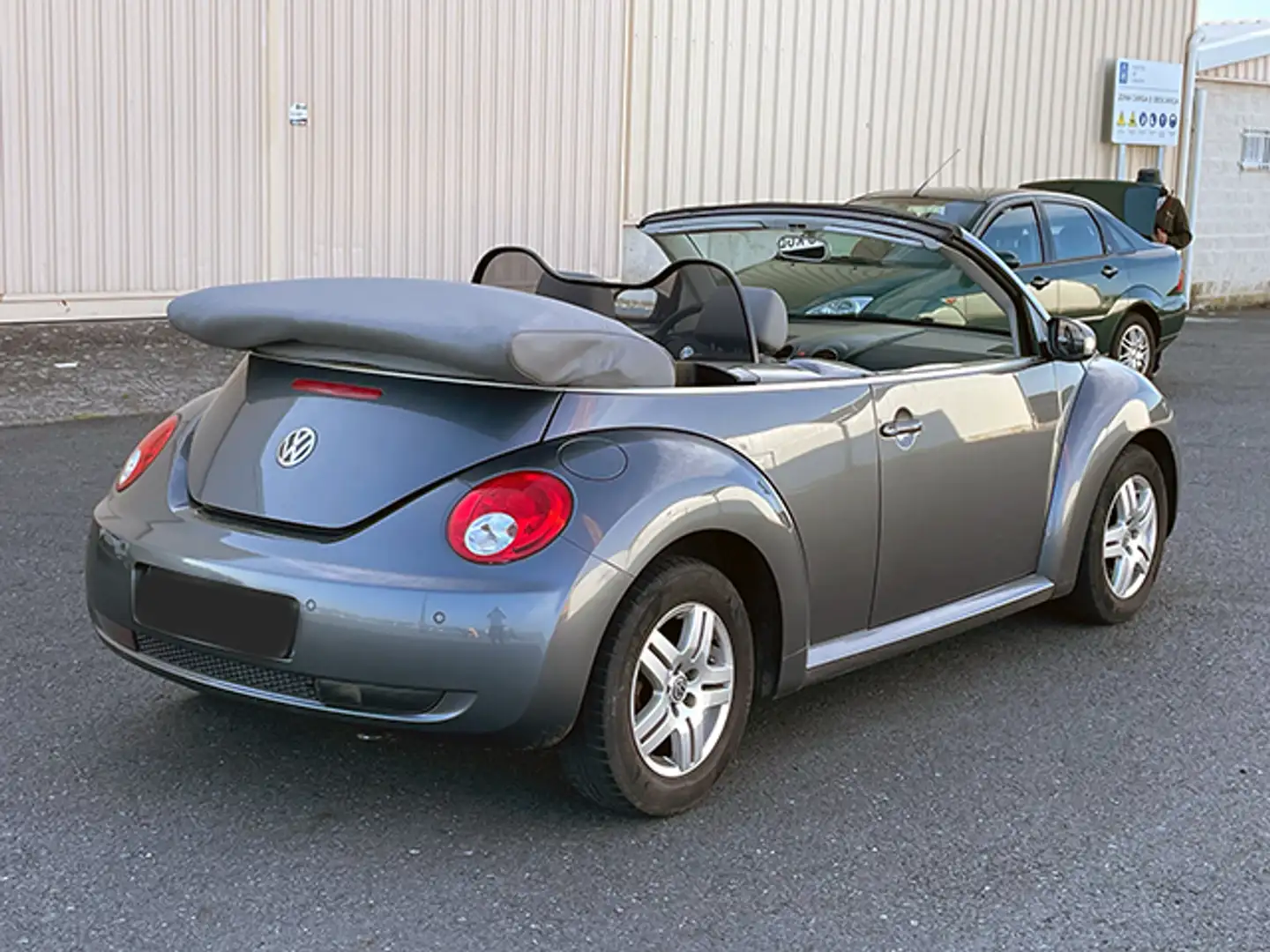 Volkswagen Beetle Cabrio. 1.9TDI Gris - 2