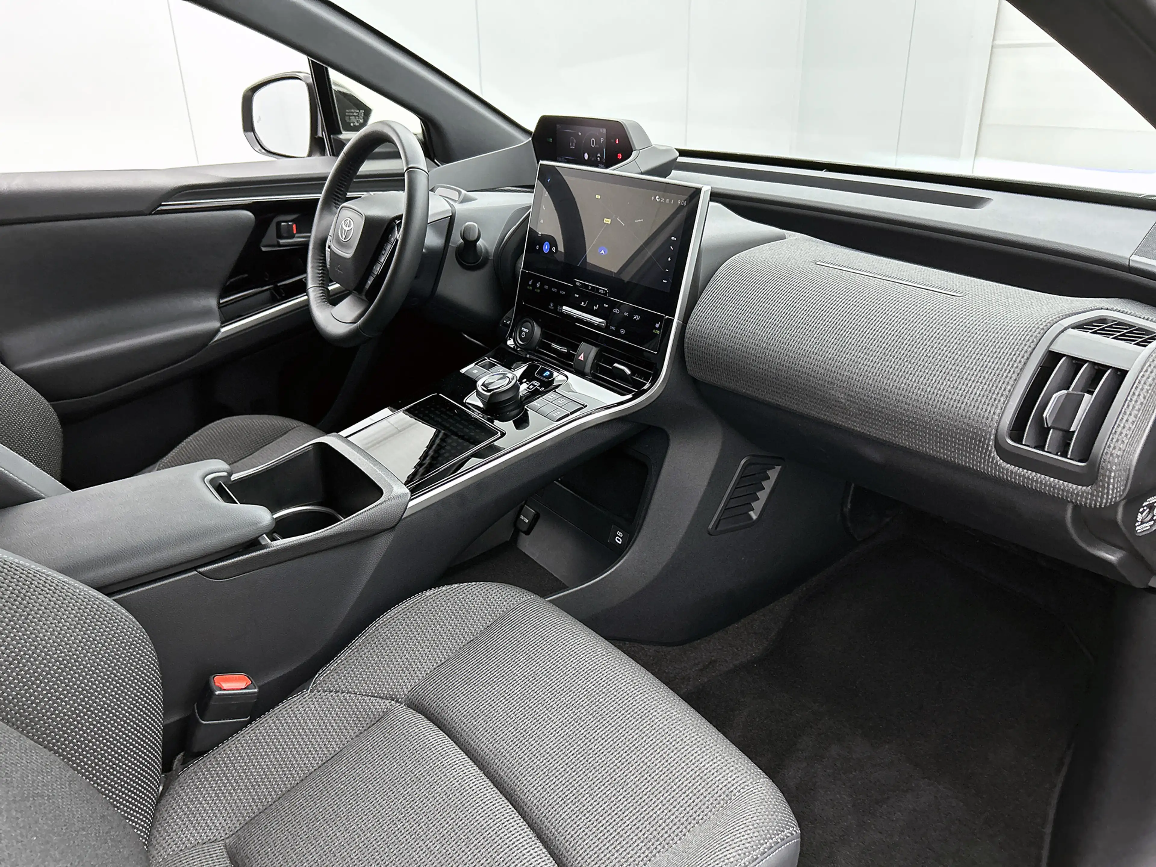Toyota bZ4X Dynamic 71 kWh | Navigatie | PDC | Stoel en stuurv — photo 6