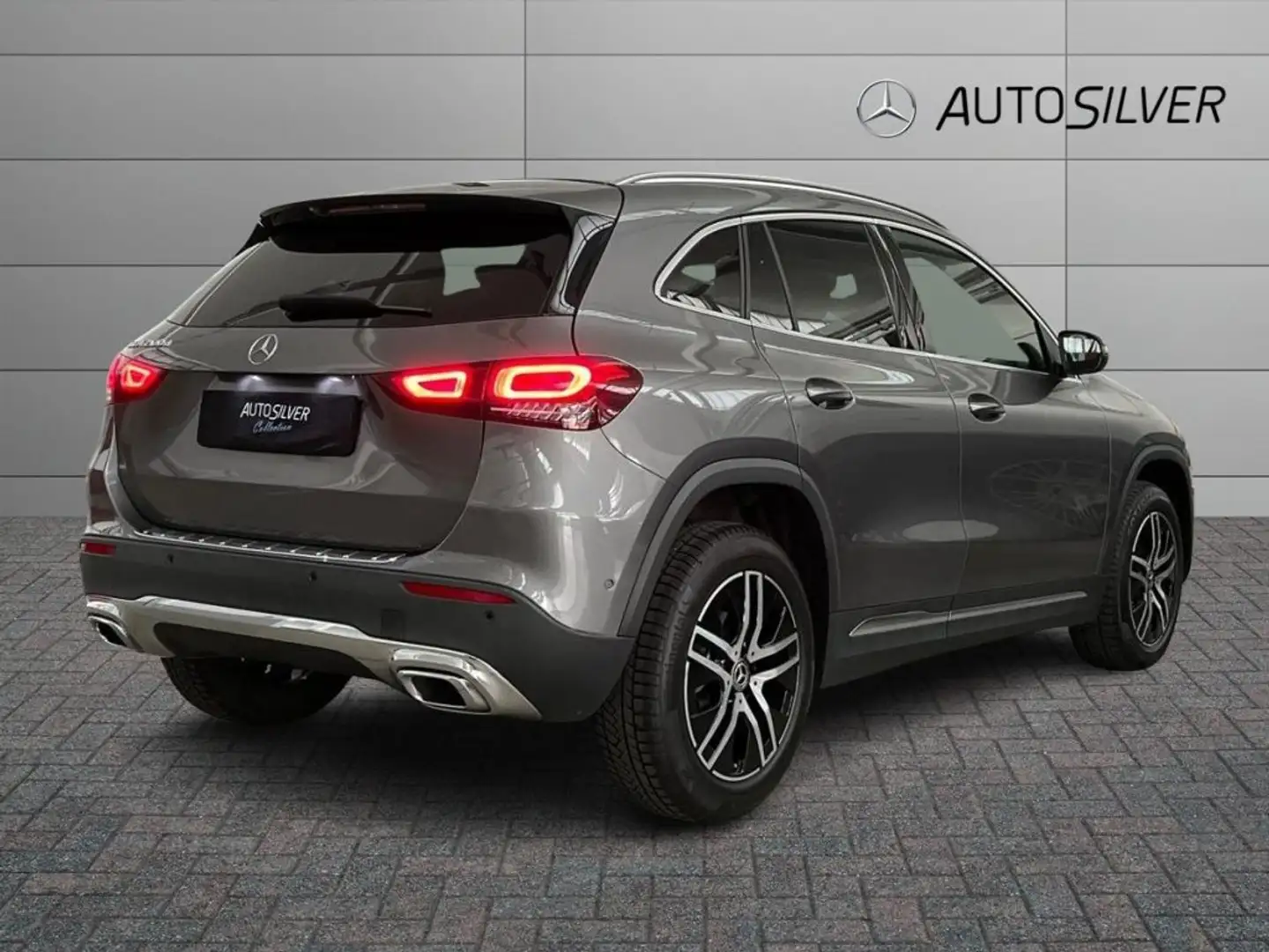 Mercedes-Benz GLA 200 d Automatic Sport Plus Grijs - 2