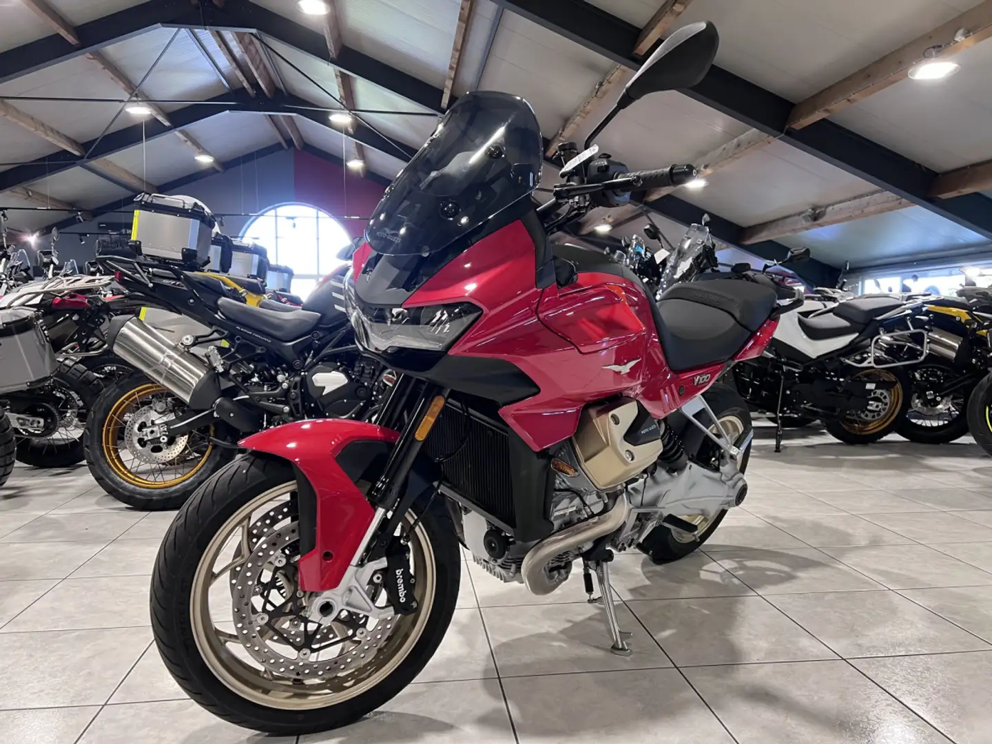 Moto Guzzi V 100 MANDELLO ROSSO MAGMA Rood - 2