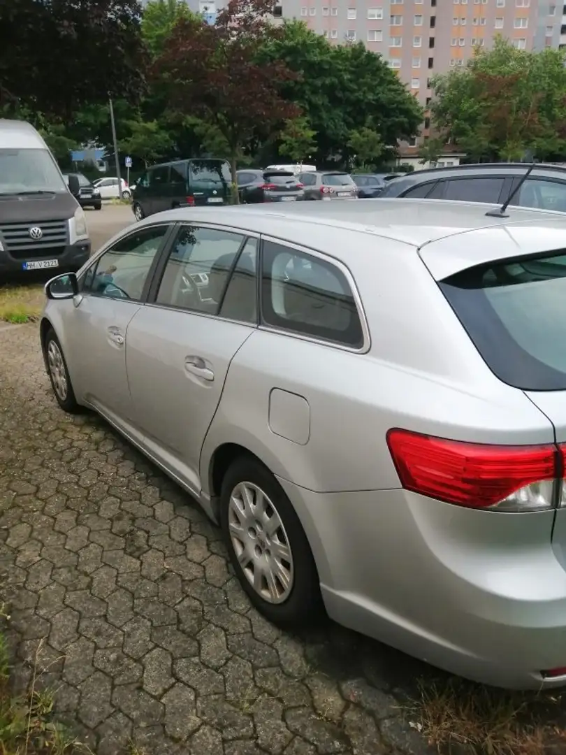 Toyota Avensis Avensis Combi 2.0 D-4D Life Silber - 2