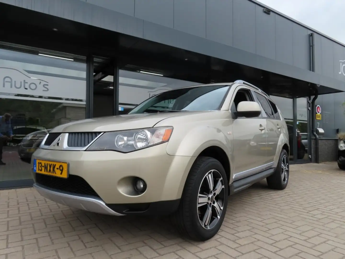 Mitsubishi Outlander 2.4 Inspire Special Ed Ecc Cruise Navi Trekhaak 20 Beige - 1