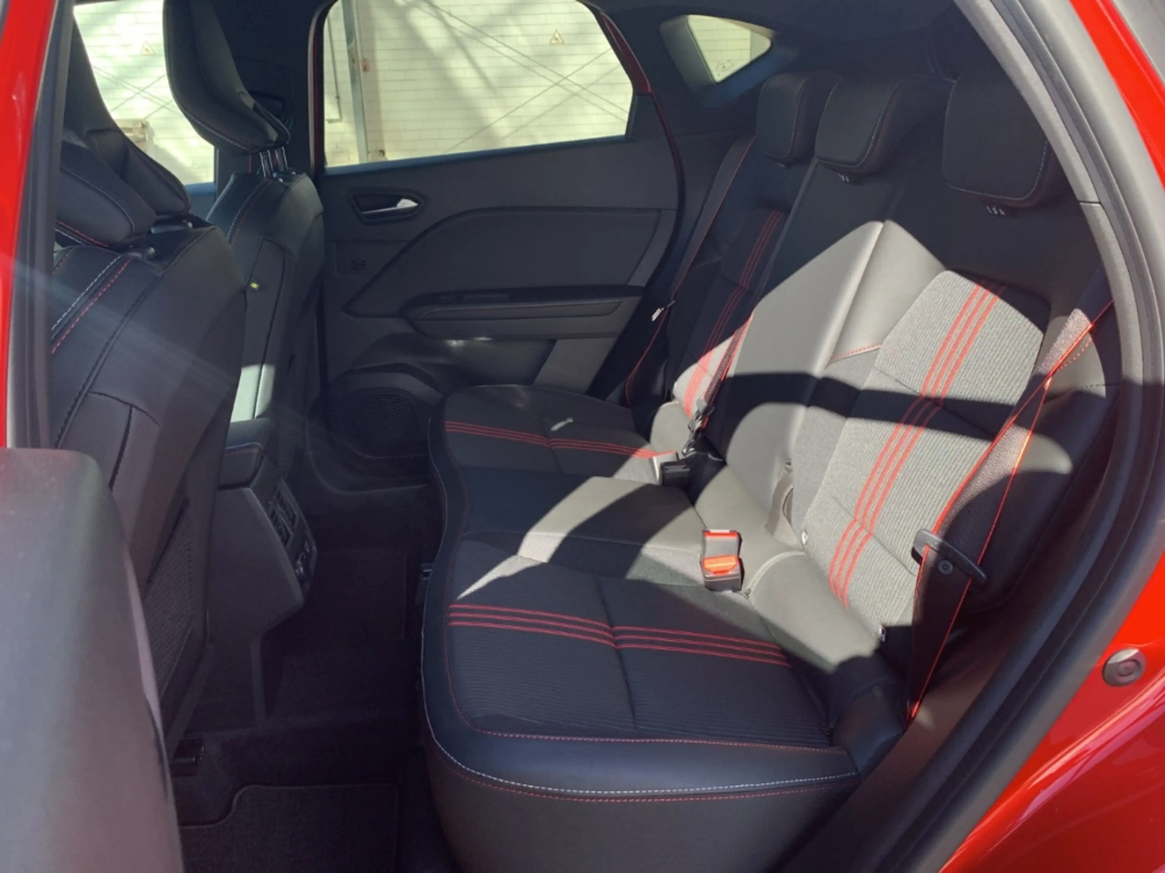Renault Captur LINE MILD HYBRID 160 EDC R.S. Line BOSE+NAVI+ — photo 11