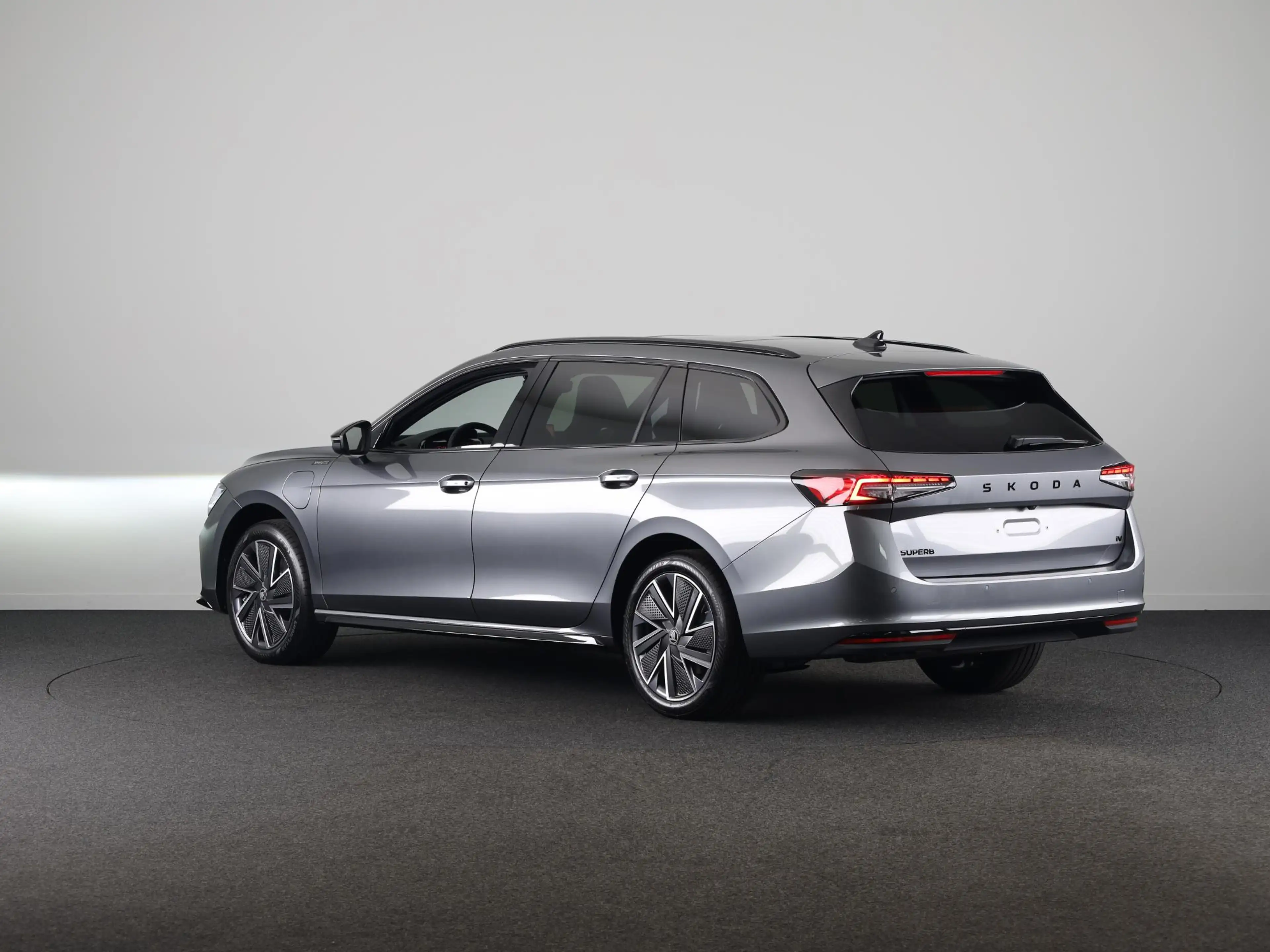 Skoda Superb combi Sportline Business PHEV 1.5 TSI 204 pk 6 ver — photo 2