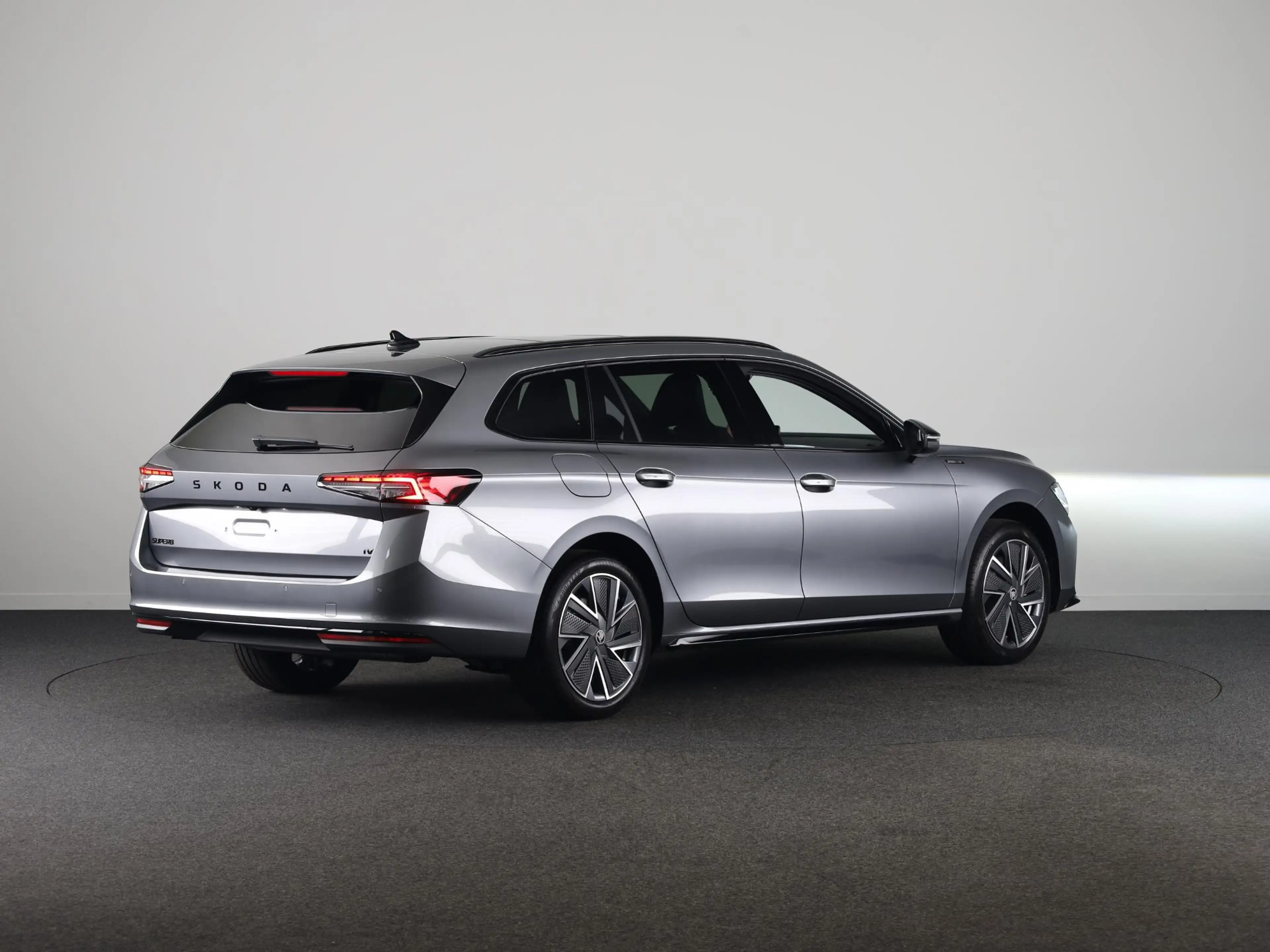 Skoda Superb combi Sportline Business PHEV 1.5 TSI 204 pk 6 ver — photo 3