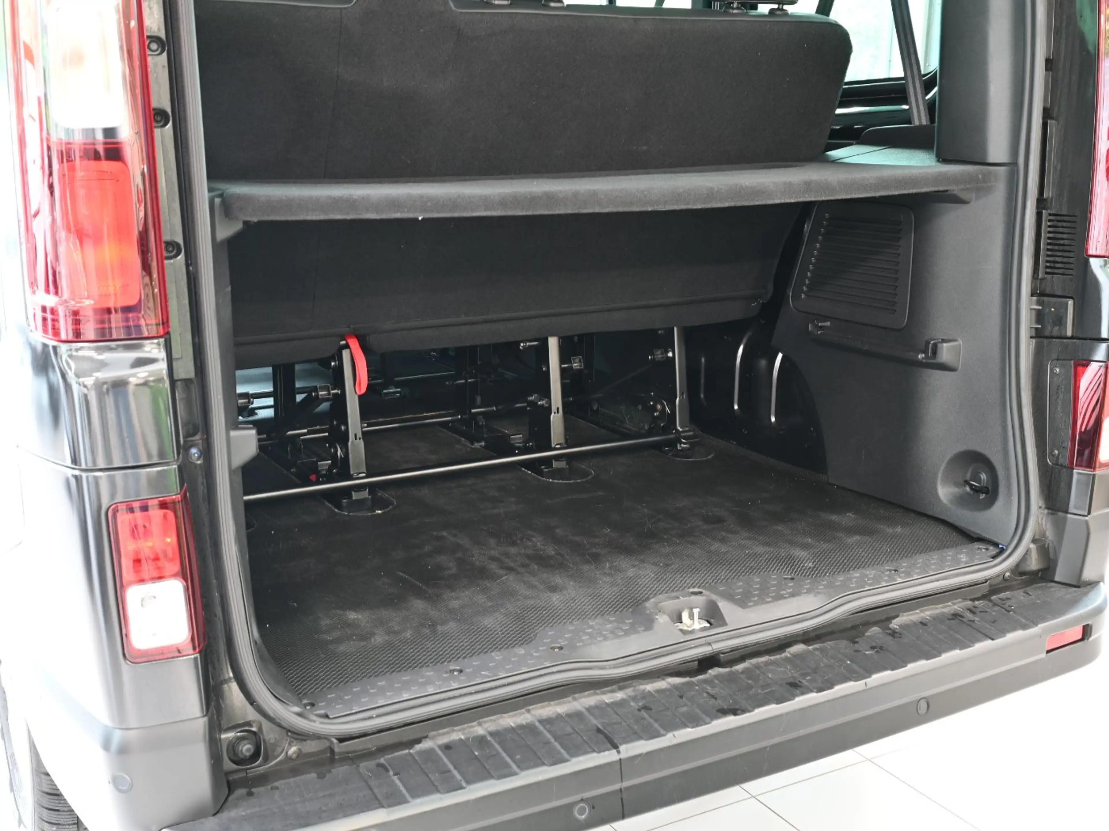 Nissan Primastar Kombi 170dCi AT L1H1 2.8t Tekna LED+KAM — photo 28