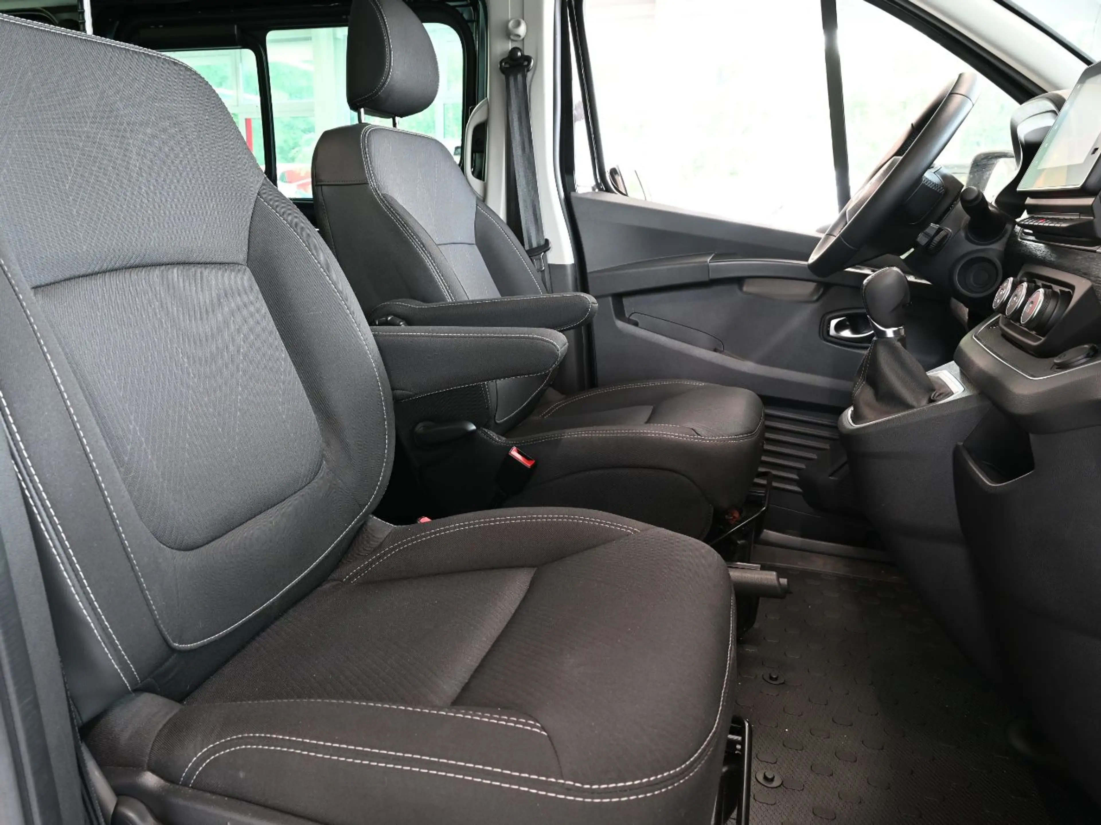 Nissan Primastar Kombi 170dCi AT L1H1 2.8t Tekna LED+KAM — photo 24