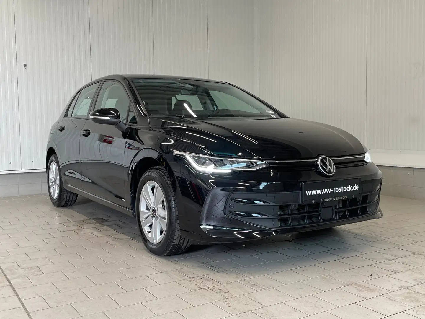Volkswagen Golf VIII Life 1.5 eTSI DSG LED RFK ACC APP Zwart - 2