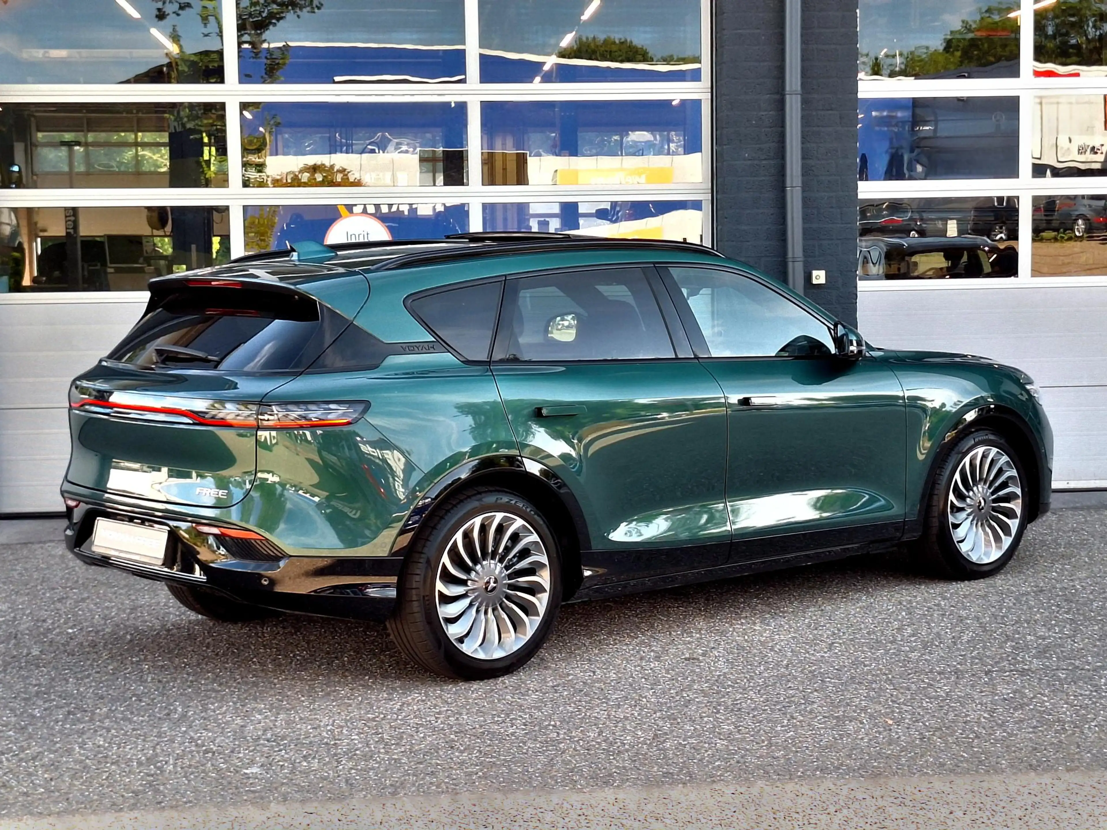 Voyah Free Limited Edition Business 4WD 106 kWh | Schuifdak | — photo 11