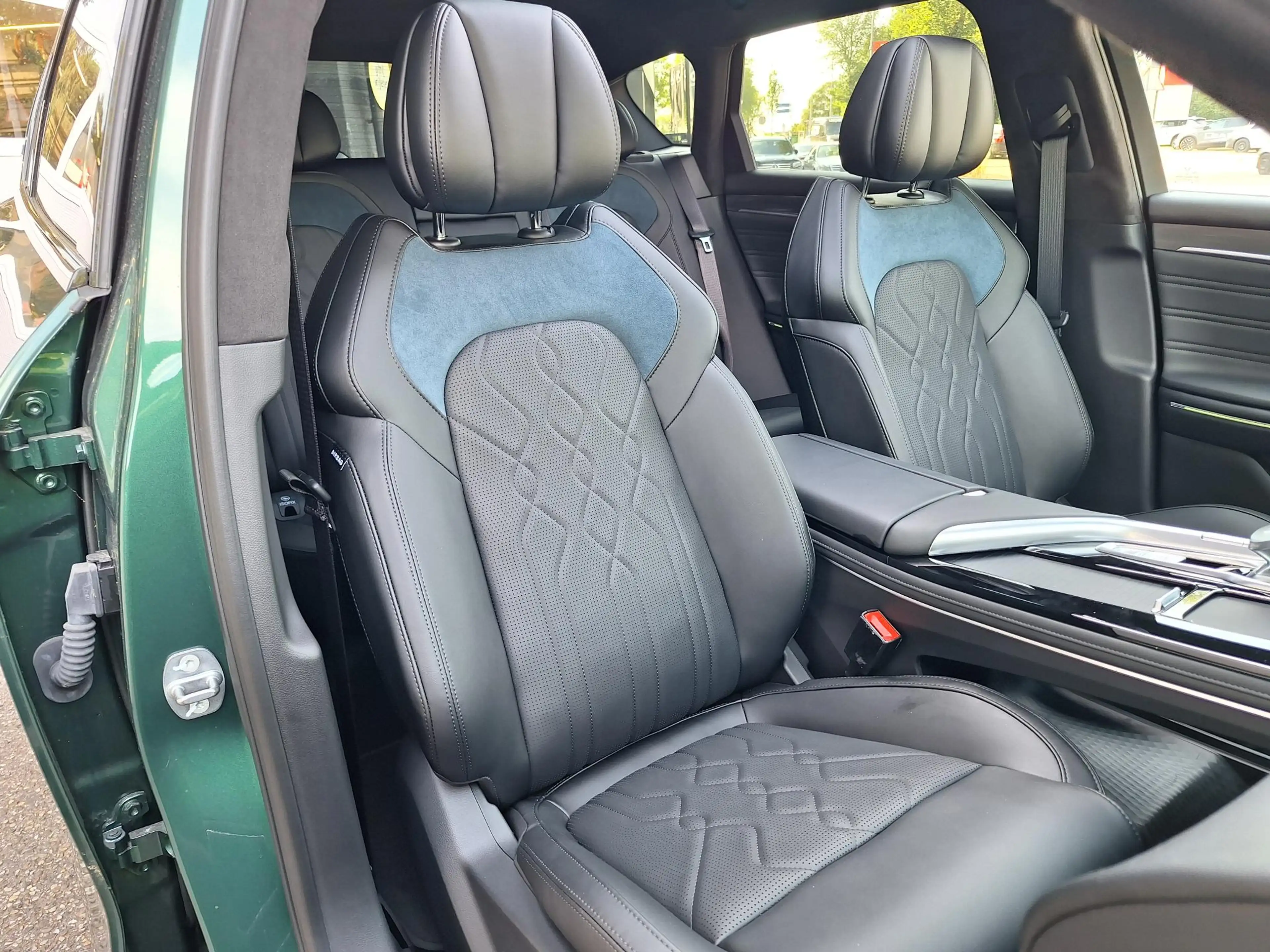 Voyah Free Limited Edition Business 4WD 106 kWh | Schuifdak | — photo 5