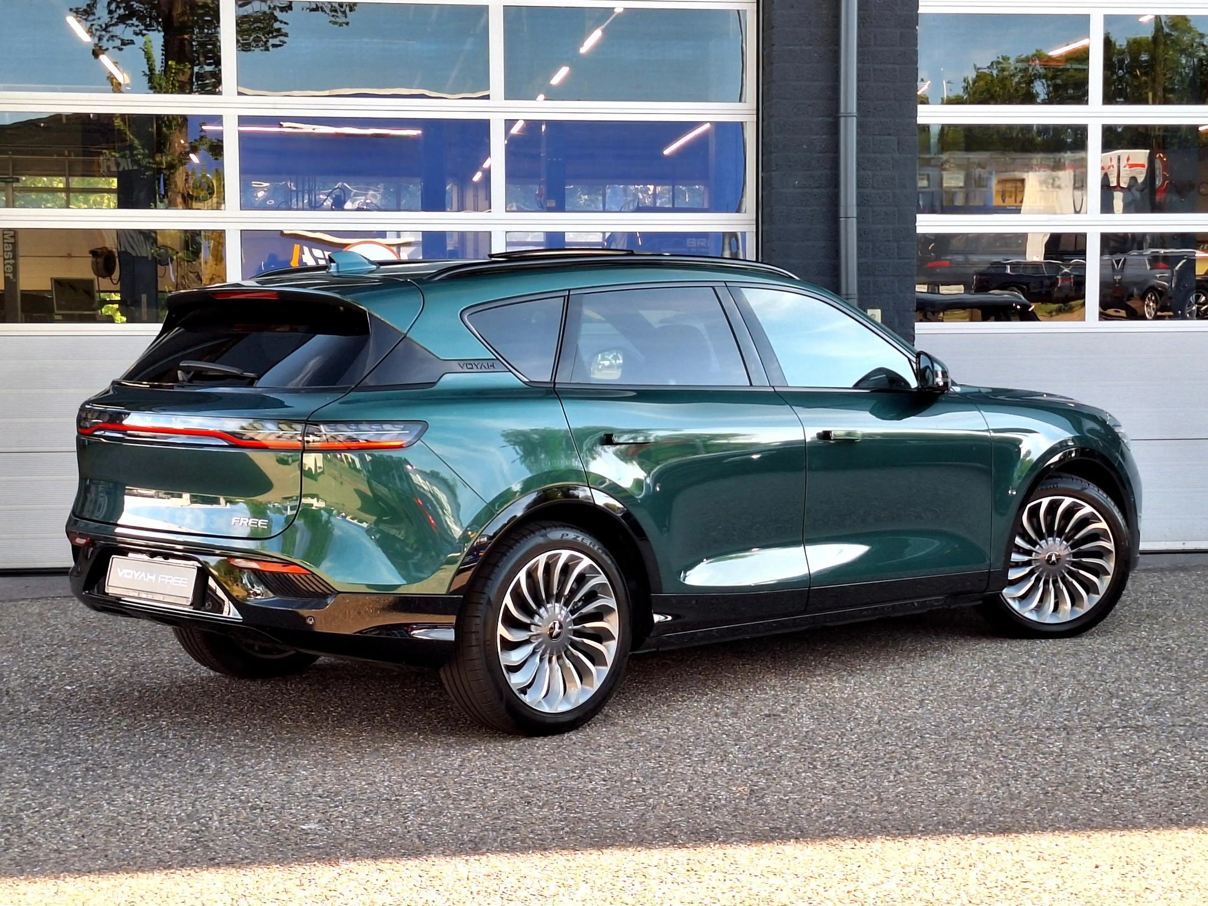 Voyah Free Limited Edition Business 4WD 106 kWh | Schuifdak | — photo 10