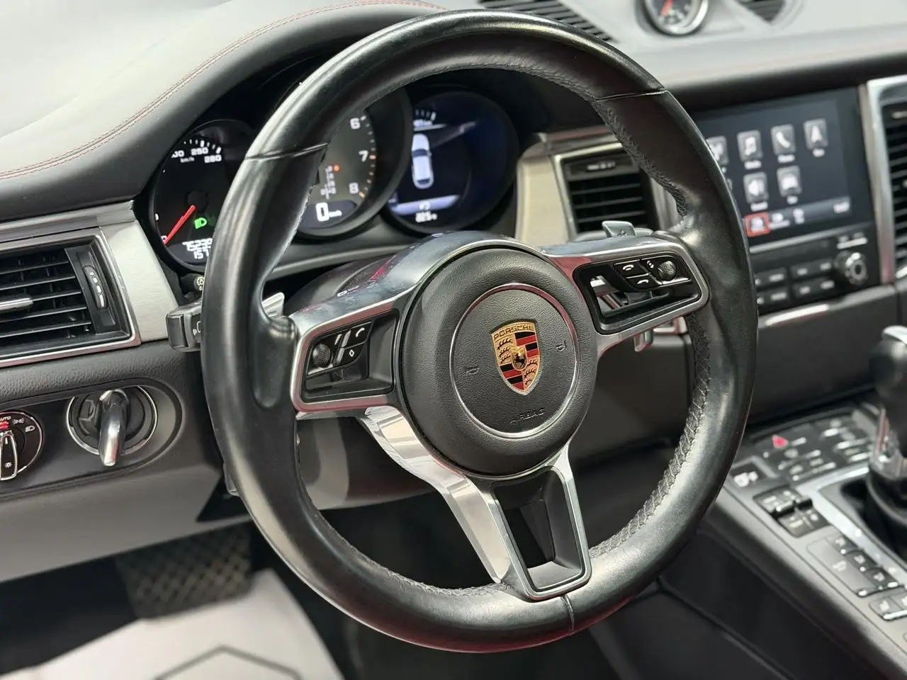 Porsche Macan photo Porsche Macan