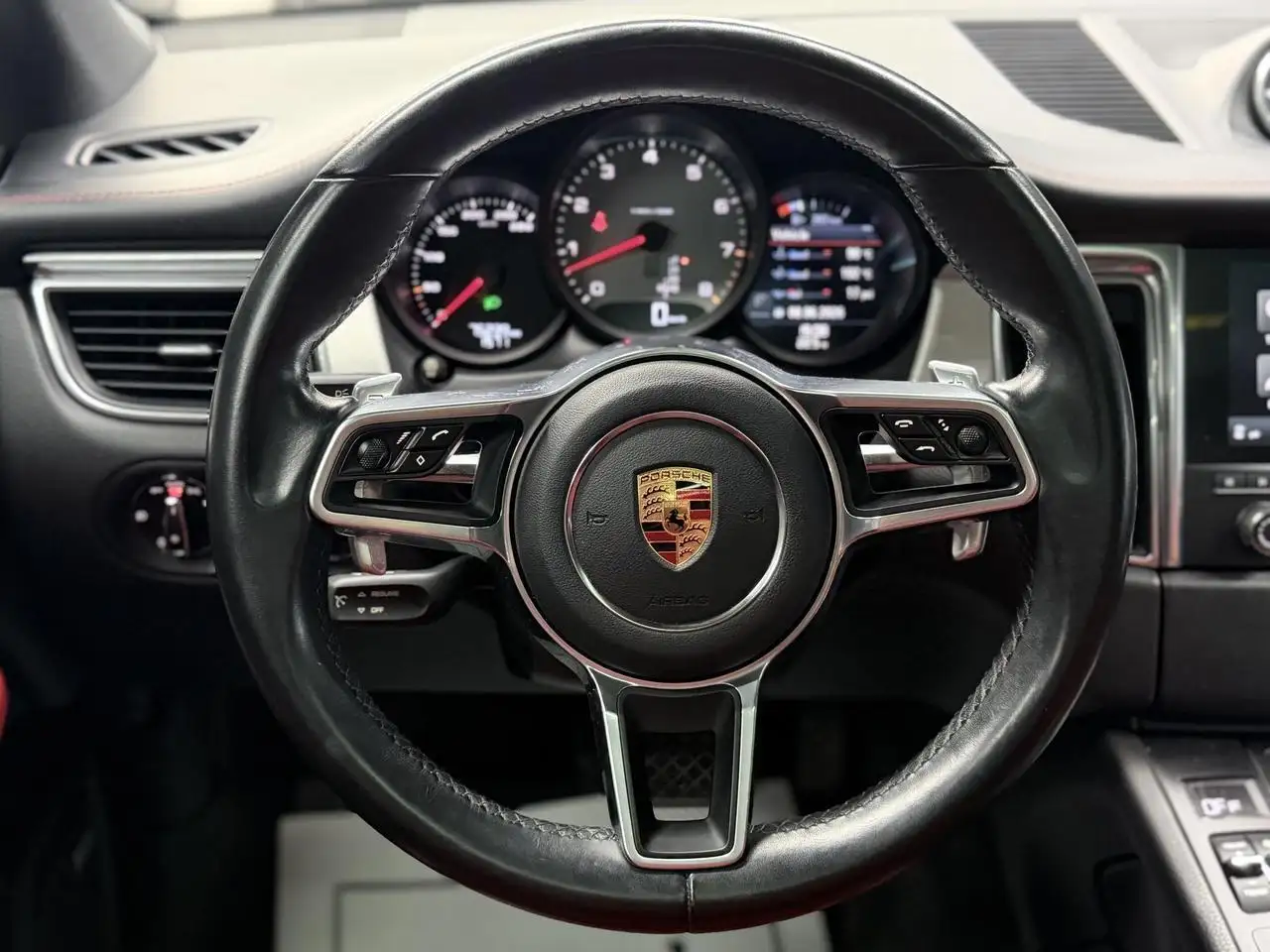 Porsche Macan photo Porsche Macan