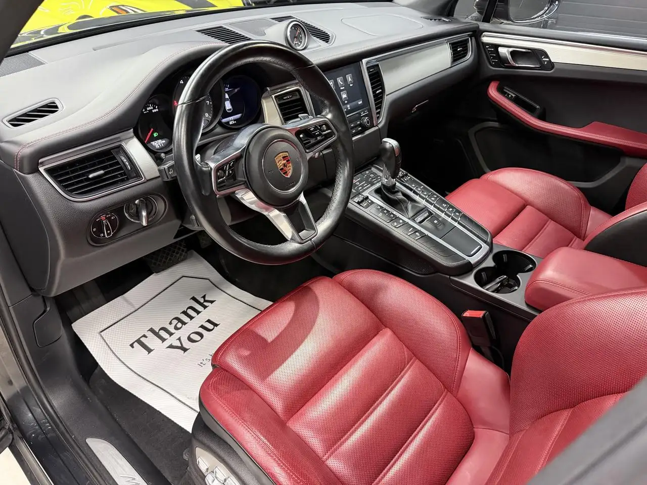 Porsche Macan photo Porsche Macan