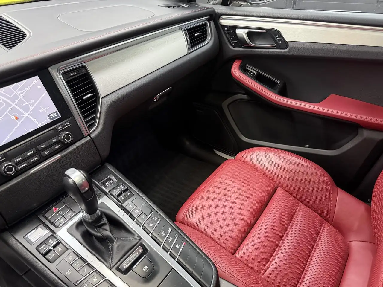 Porsche Macan photo Porsche Macan