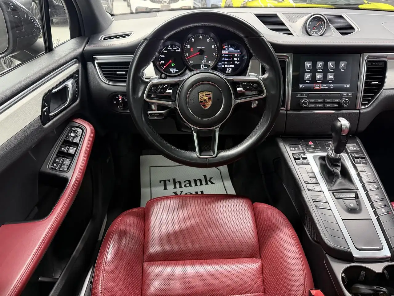 Porsche Macan photo Porsche Macan