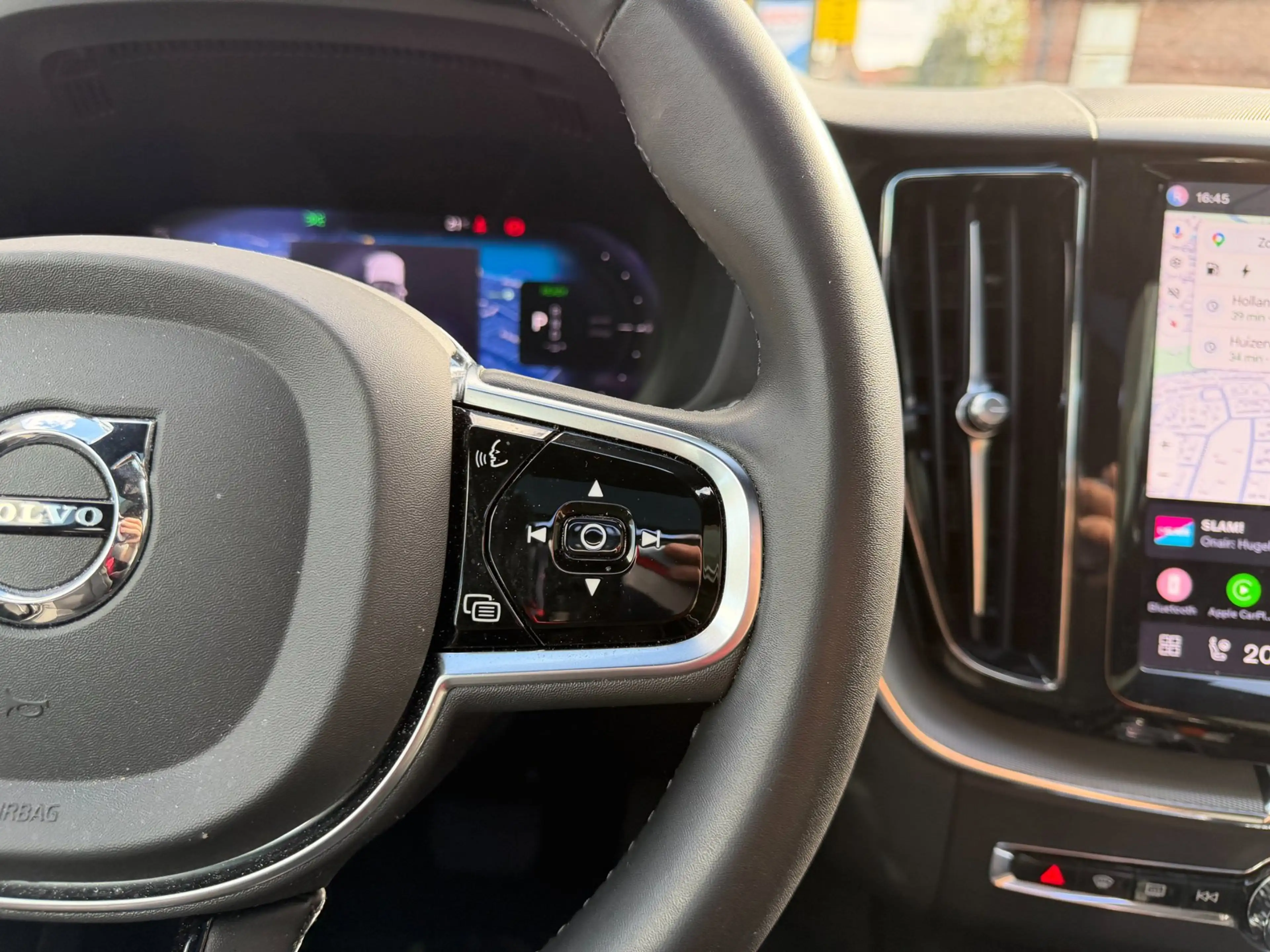 Volvo XC60 2.0 T6 Plug-in hybrid AWD Plus Bright — photo 11