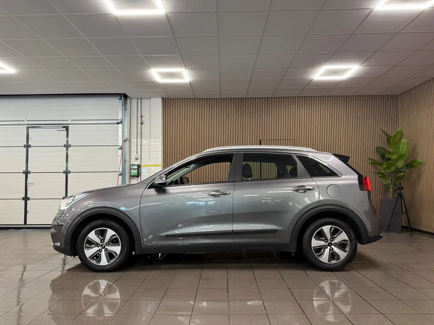 Kia Niro 1.6 GDi Hybrid ExecutiveLine * Dealer onderhouden Gris - 2