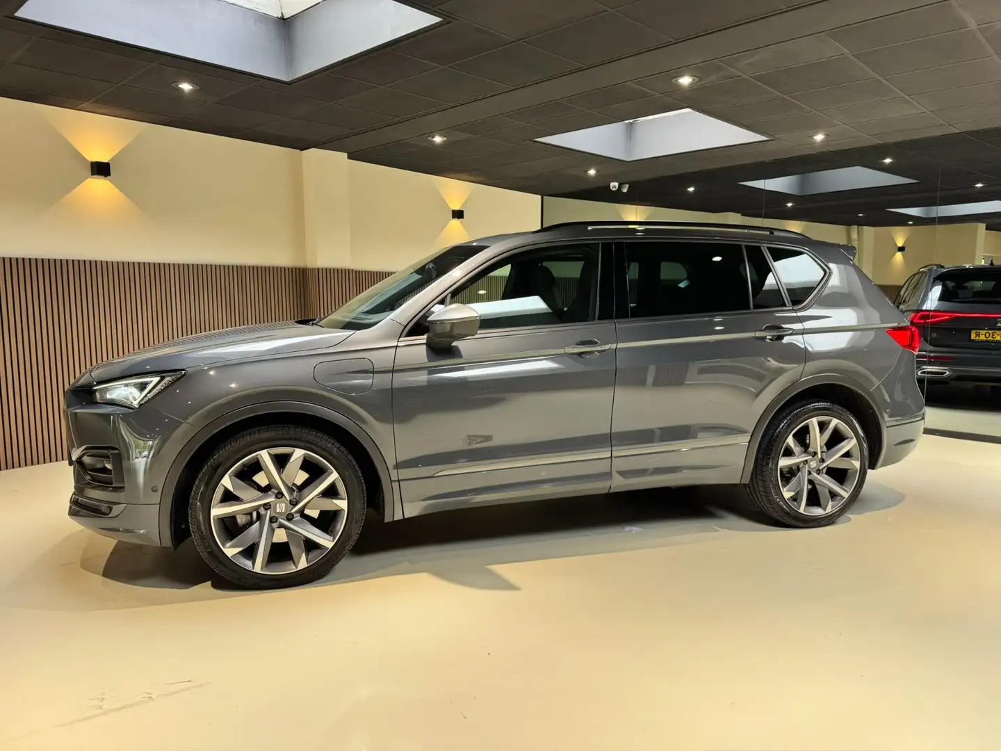 SEAT Tarraco 1.4 TSI e-Hybrid PHEV FR |MATRIX|PANO|ACC|LANE-ASS Grijs - 2