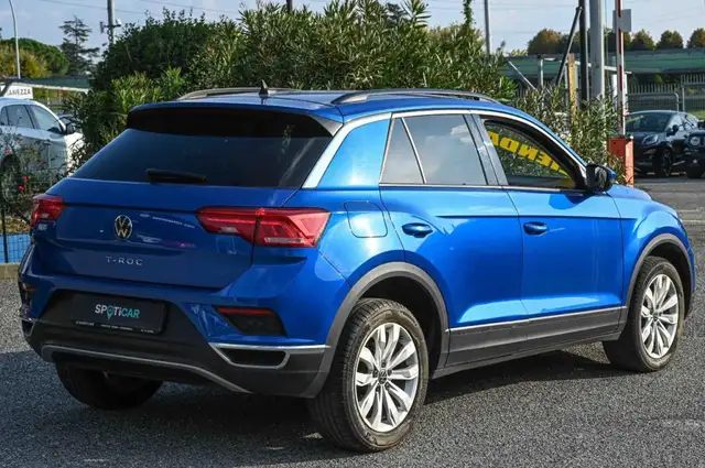Volkswagen T-Roc view 3