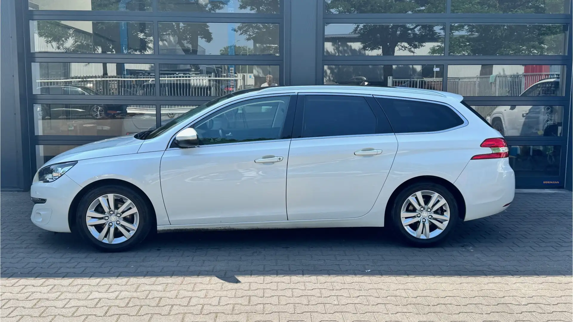 Peugeot 308 SW 1.6 BlueHDI 120Pk Blue Lease Executive Panorama Wit - 2